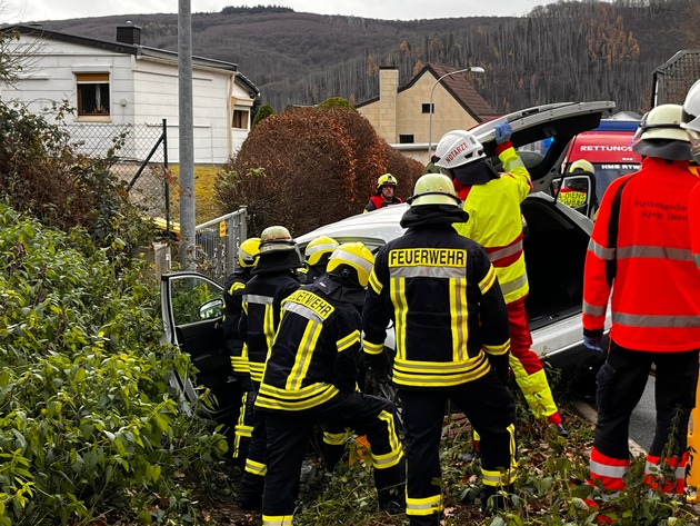 FW Heimbach: Verkehrsunfall fordert zwei Verletzte - Feuerwehr setzt hydraulisches Rettungsgerät ein