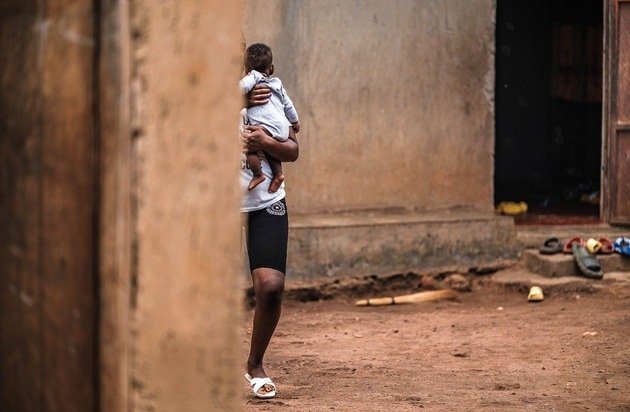 Deutsche Stiftung Weltbevölkerung (DSW): Welt-Aids-Tag 2025 / Rückschritt auf Kosten der Frauen und Kinder / Massive Kürzungen gefährden die Bekämpfung von HIV und Aids - und zahllose Menschenleben