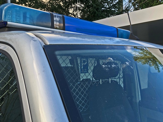 POL-ME: Mutwillige Sachbeschädigung an polizeilichem Streifenwagen - Velbert - 2202016