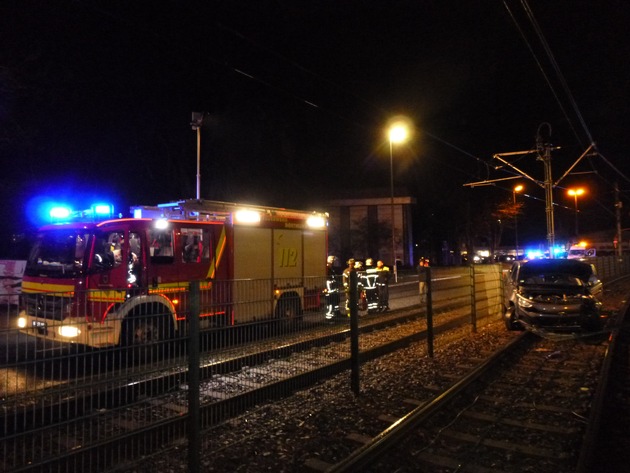 FW-DO: PKW landet nach Verkehrsunfall im Gleisbett der Stadtbahn - Feuerwehr unterstützt bei der Bergung
