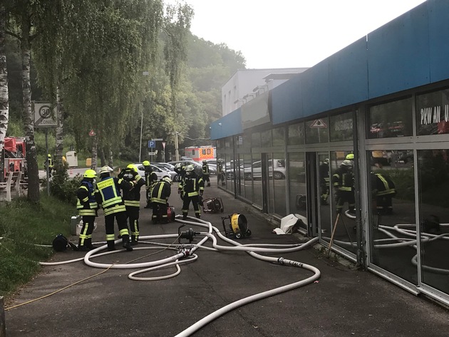 KFV-CW: PKW-Brand in einem Autohaus/Keine Verletzten/150.000 Euro Sachschaden