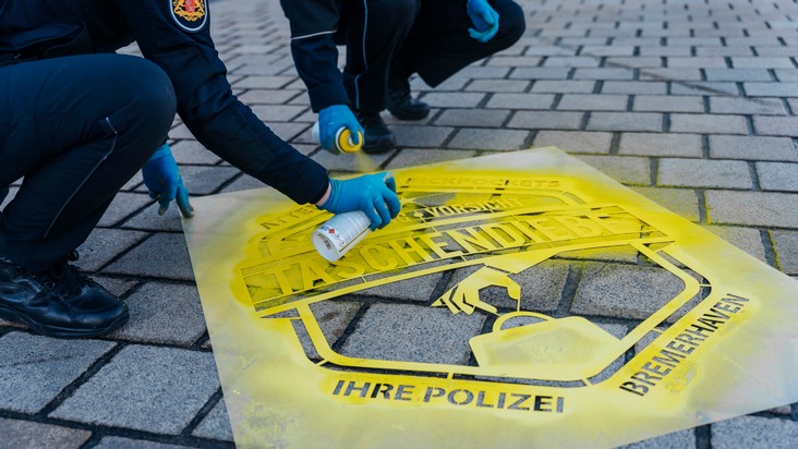 POL-Bremerhaven: Prävention von Taschendiebstählen: Besondere Sprüh-Aktion der Polizei auf dem Weihnachtsmarkt