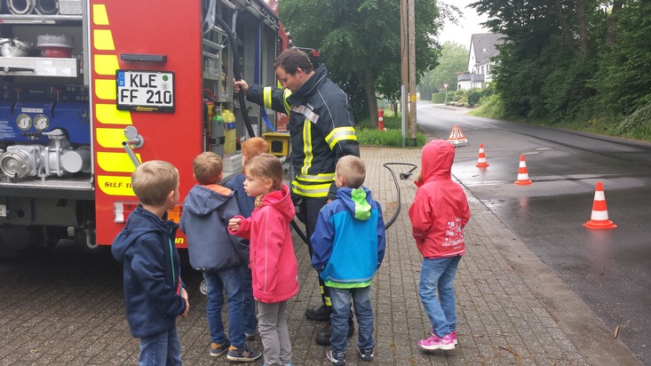 FW-KLE: Vorschulkinder bei der Feuerwehr: Früh übt sich!