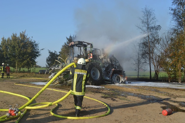 POL-STD: Maishäcksler gerät während der Arbeit in Brand