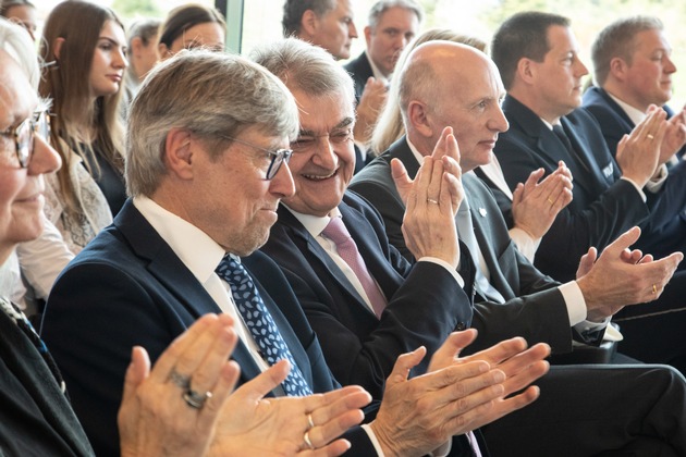 POL-MG: Innenminister Herbert Reul ernennt Stephan Zenker zum Polizeipräsidenten in Mönchengladbach