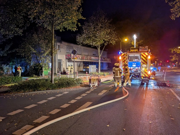 FW-KLE: Nächtlicher Brand zwischen zwei Gebäuden