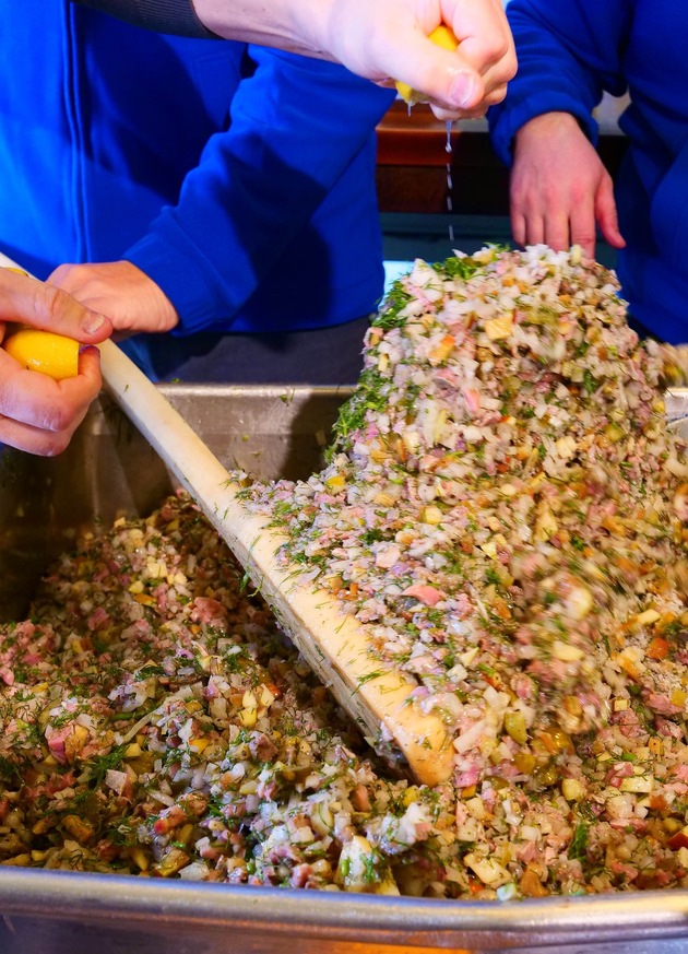 Kulinarischer RID-Weltrekord auf Usedom: Fischsommelier André Domke holt mit dem »größten Heringshäckerle« (147 kg) seinen dritten Weltrekord