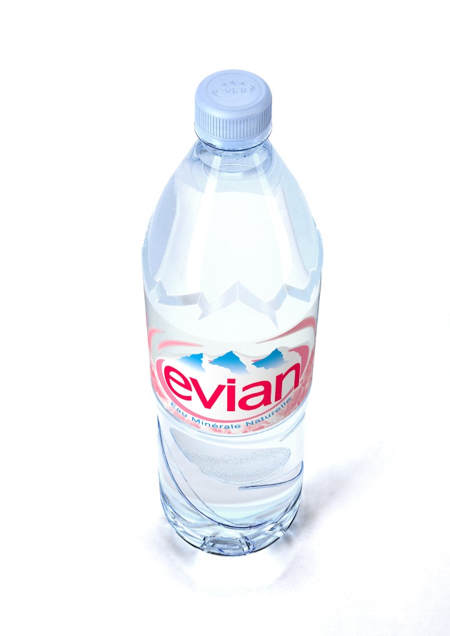 Moins de plastique et une empreinte carbone nettement améliorée: Evian innove avec la nouvelle bouteille en PET 1,5L éco-conçue