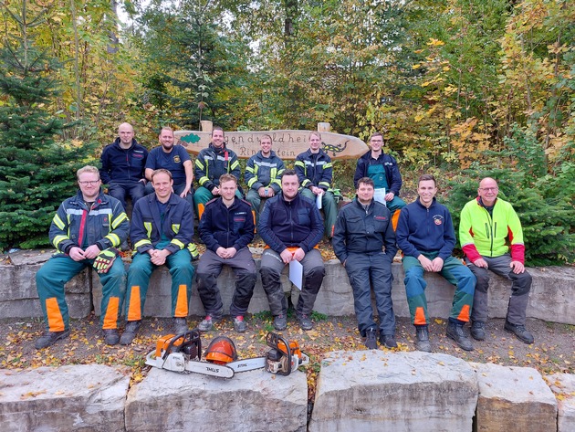 FW-PB: 16 Feuerwehrleute im Ringelsteiner Wald an der Kettensäge fit gemacht