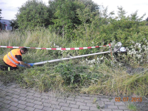 POL-HOL: Holzminden - Gewerbegebiet Bülte: Folge einer Vorfahrtsverletzung: Eine Leichtverletzte und zwei demolierte PKW sowie eine Laterne - 12.000, -- EUR Sachschaden -