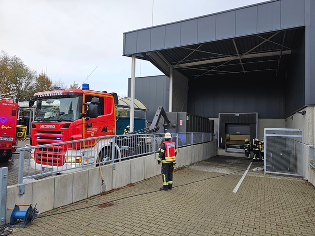 FW Bergheim: Feuerwehr löscht brennende Papierpresse an Supermarkt in Bergheim