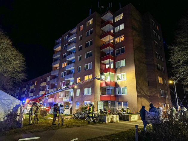 FW Osterholz-Scharm.: Großeinsatz bei Kellerbrand mit 22 Verletzten