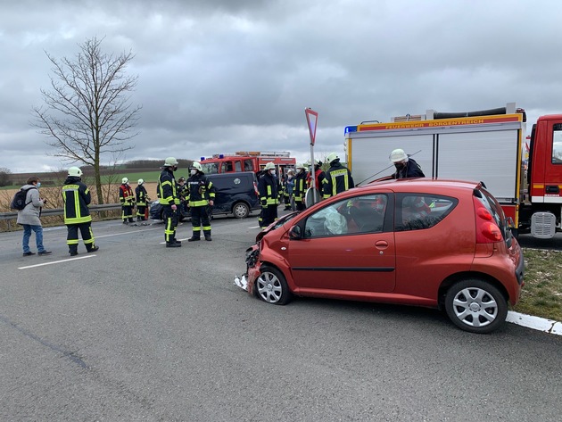 FW Borgentreich: Großaufgebot von Rettungskräften zu einem Verkehrsunfall nach Borgentreich alarmiert. 4 Personen wurden in Krankenhäuser verbracht.