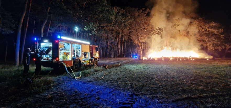 FW Lüchow-Dannenberg: Strohmiete brennt bei Gusborn (Lüchow-Dannenberg) +++ Feuer droht in den Wald zu laufen +++ Feuerwehr appelliert an Landwirte