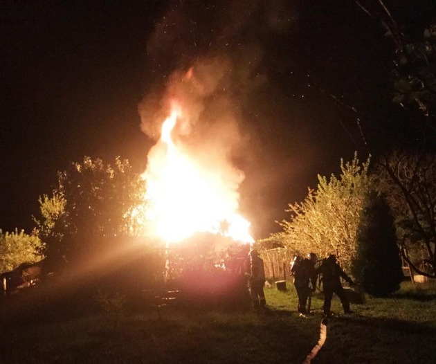 FW-BN: Gartenlaubenbrand in Bonn-Graurheindorf