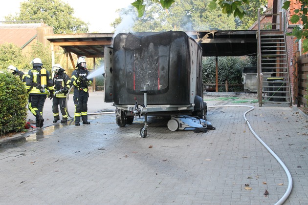 FW-ROW: Brennt Carport