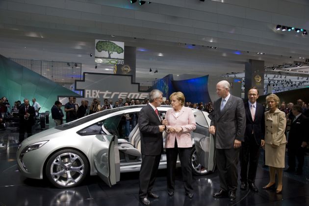 Bundeskanzlerin von Opel-Konzeptfahrzeug beeindruckt / Opel beim traditionellen IAA-Eröffnungsrundgang erste Station unter den Autoherstellern