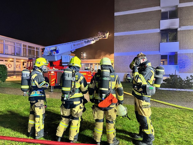FW-PI: Freiwillige Feuerwehr rettet 13 Personen aus Hochhaus