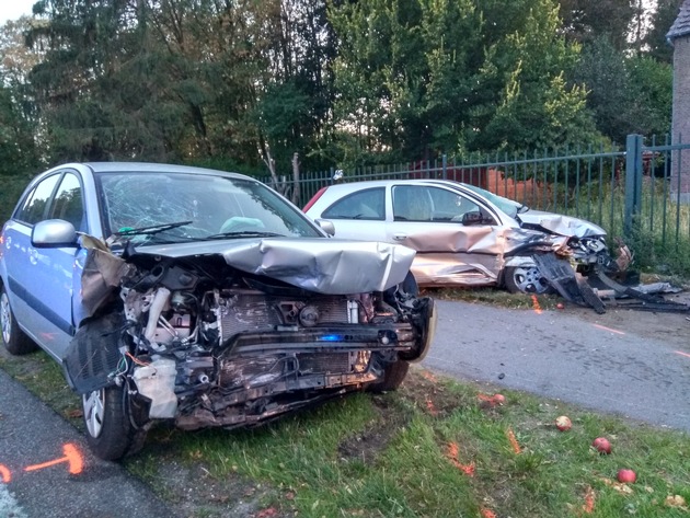 FW-KLE: Einsätze für die Feuerwehr in Bedburg-Hau: Verkehrsunfall mit drei Verletzten und überfluteter Keller