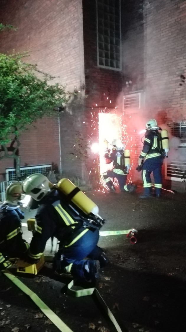 FW-GE: Brand im leerstehenden GAFÖG-Gebäude an der Ulrichstraße in Erle 
Löschmaßnahmen gestalten sich schwierig