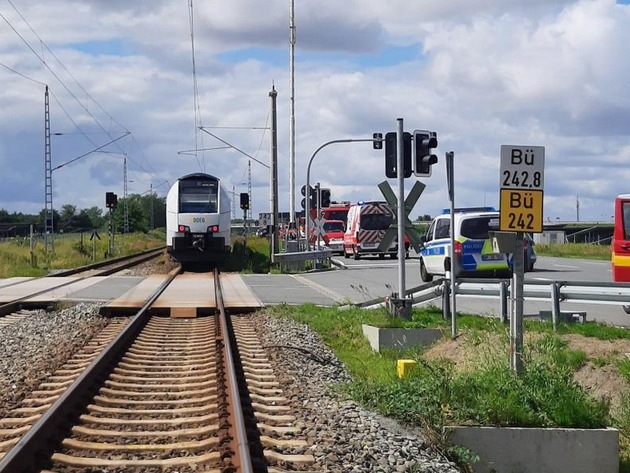 BPOL-HST: Bahnbetriebsunfall auf Rügen am Bahnübergang Zirkower Hof