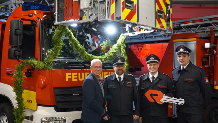 FW Tönisvorst: Einsegnung der neuer Drehleiter für die Feuerwehr Tönisvorst