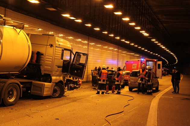 FW-E: Verkehrsunfall im A40-Tunnel mit Tankzug und mehreren Pkw, vier Verletzte