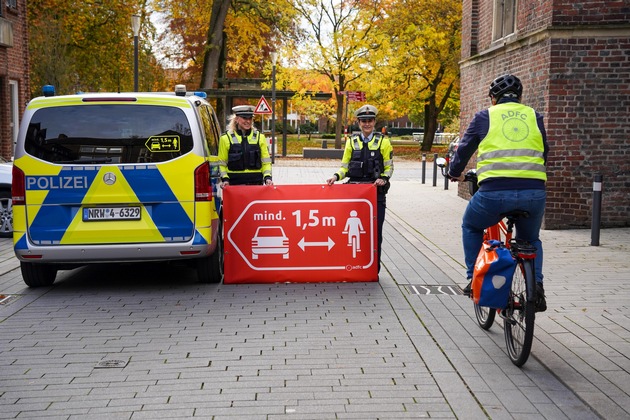 POL-COE: Kreis Coesfeld/Für mehr Sicherheit im Straßenverkehr: #anderthalbmeterAbstand - Aufkleber-Aktion von Polizei, Stadt Coesfeld und ADFC