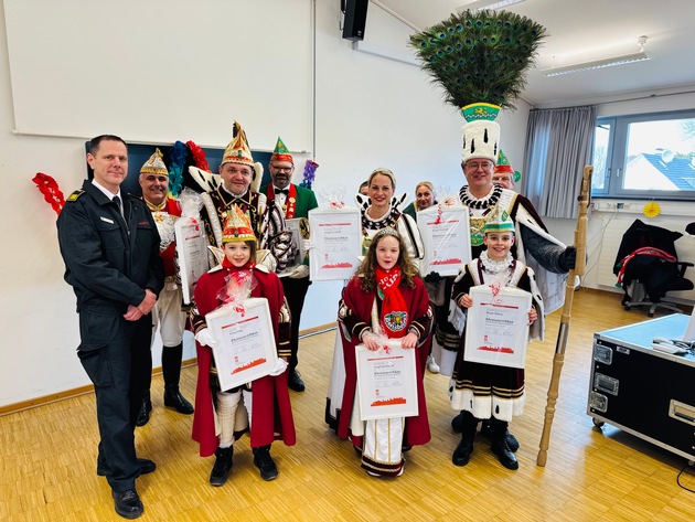 FW-GL: Dreimol &quot;Gläbbisch Alaaf&quot; op de Füürwaach - Bergisch Gladbacher Dreigestirne zu Gast bei der Feuerwehr