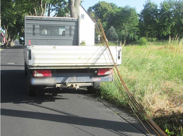 POL-REK: 170616-3: Metallstangen fielen von Fahrzeug - Bergheim