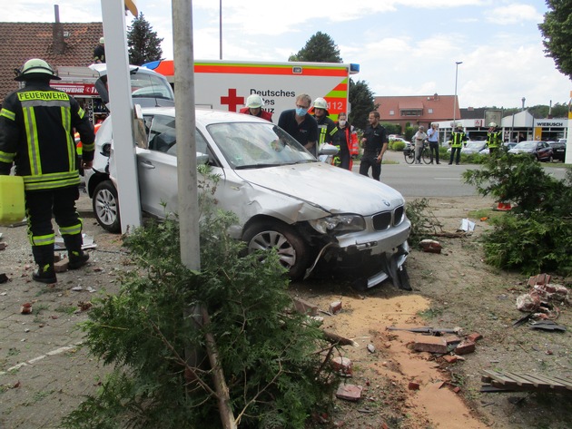 POL-STD: 21-Jähriger bei Verkehrsunfall auf der B73 in Buxtehude-Hedendorf schwer verletzt