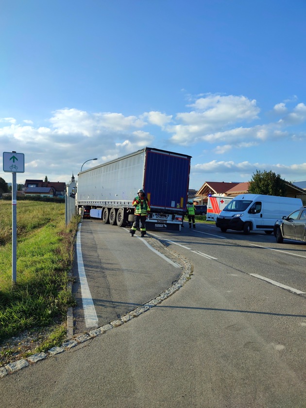 FW Stockach: Verkehrsunfall zwischen PKW und LKW