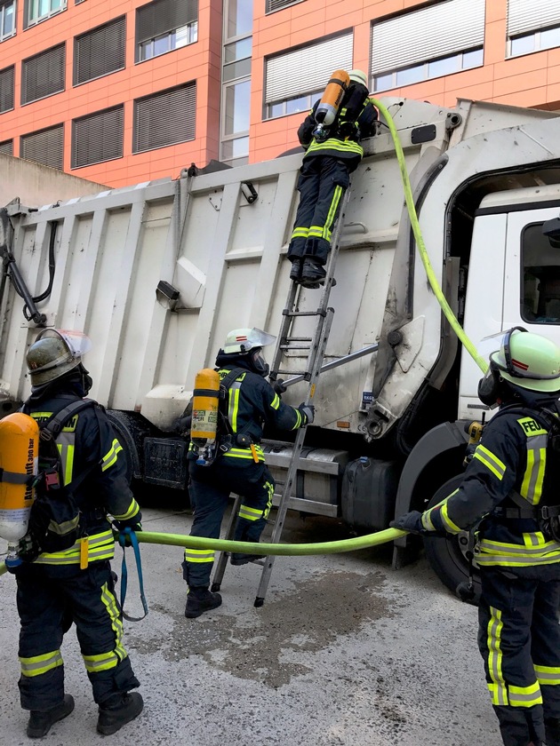 FW-BN: LKW unter Brücke verkeilt - Ladung gerät bei Bergung in Brand