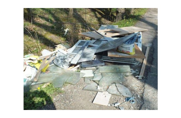 POL-SE: Bönningstedt - Unzulässige Ablagerung von Bauabfällen - Zeugen gesucht