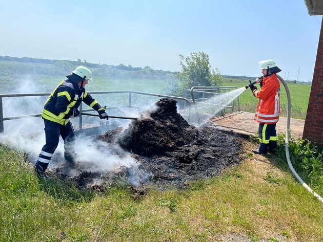 FFW Schiffdorf: Feuerwehr verhindert Ausbreitung - trockene Vegetation macht sich bemerkbar