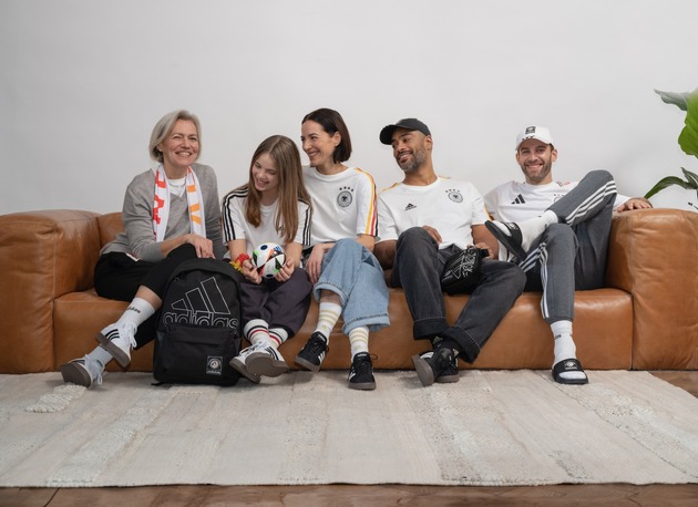 Weil wir Fußball lieben: DEICHMANN und Adidas präsentieren mit der Kampagne „Adidas FUSSBALLLIEBE @DEICHMANN“ eine vielfältige Kollektion mit Accessoires und Apparel für die ganze Familie