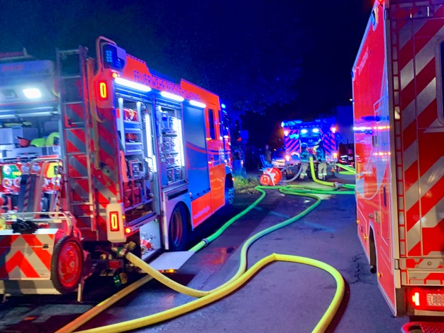 FW-GL: Einsatzreiche Nacht - Feuerwehr Bergisch Gladbach rückt in 12 Stunden zu vier Bränden aus