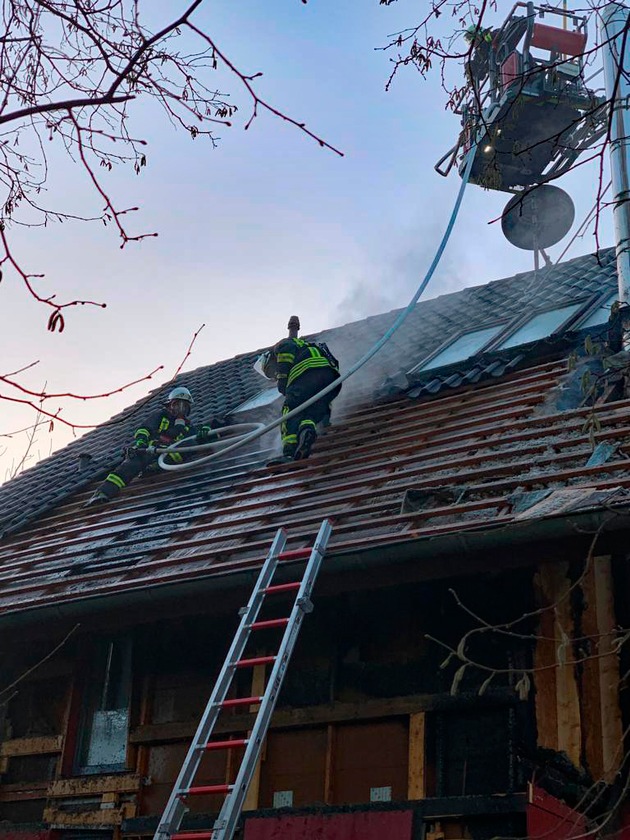 FW-DO: Fassadenbrand eines Holzhauses richtet großen Schaden an