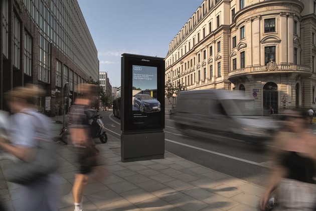 AUDI begeistert für E-Mobilität mit 3D-Effekt auf DOOH-Screens von WallDecaux - Kampagne für den Audi Q6 e-tron von PHD, MPX und WallDecaux