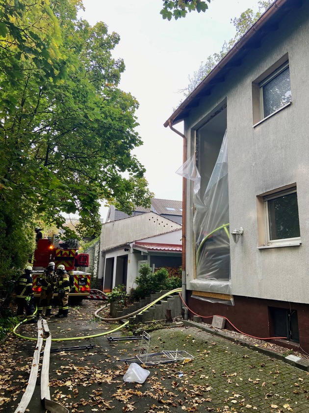 FW-EN: Dachstuhlbrand in der Breddestraße - Zwei Katzen versterben im Dachgeschoss - Feuerwehr konnte Ausbreitung auf den gesamten Dachstuhl verhindern