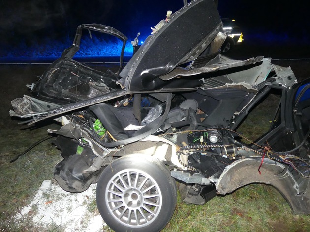 POL-GM: 221120-949: Auto bei Unfall in zwei Teile zerrissen