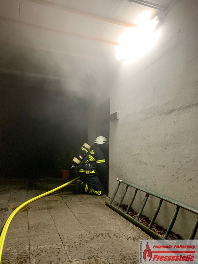 FW-PL: OT-Holthausen. In Wohnhaus integrierter Garage brach Feuer aus.