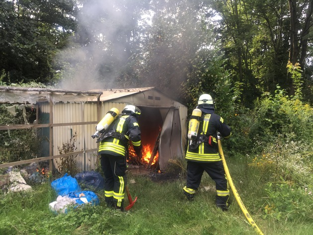 FW Lage: Brennt Gartenhütte - 18.08.2017 - 17:44 Uhr