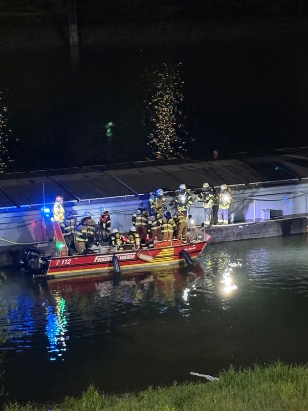 FW Voerde: Schiffsbrand auf dem Wesel-Datteln-Kanal