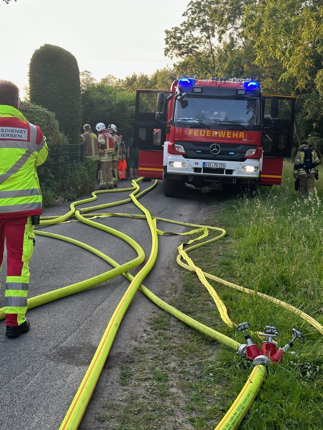 FW Tönisvorst: Unruhiger Auftakt In Den Feiertag - Feuerwehr Tönisvorst ...