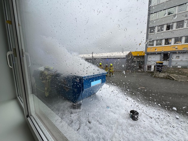 FW Ratingen: Ratingen - gemeldeter Containerbrand an Gebäude