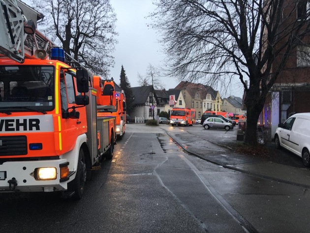 FW-GL: Kohlenmonoxid fordert mehrere Schwerverletzte in Mehrfamilienhaus im Stadtteil Hand von Bergisch Gladbach