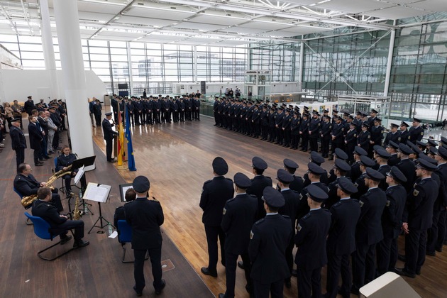 Bundespolizeidirektion München: Bundespolizei am Flughafen München begrüßt 136 &quot;Neue&quot;