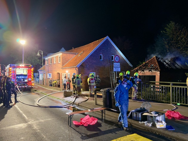 FW-OLL: Brand einer Garage in Huntlosen - Übergreifen auf Mehrfamilienhaus verhindert