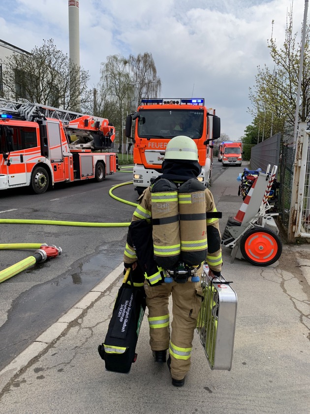 FW-GL: Brand in einem Gewerbebetrieb im Stadtteil Gronau von Bergisch Gladbach
